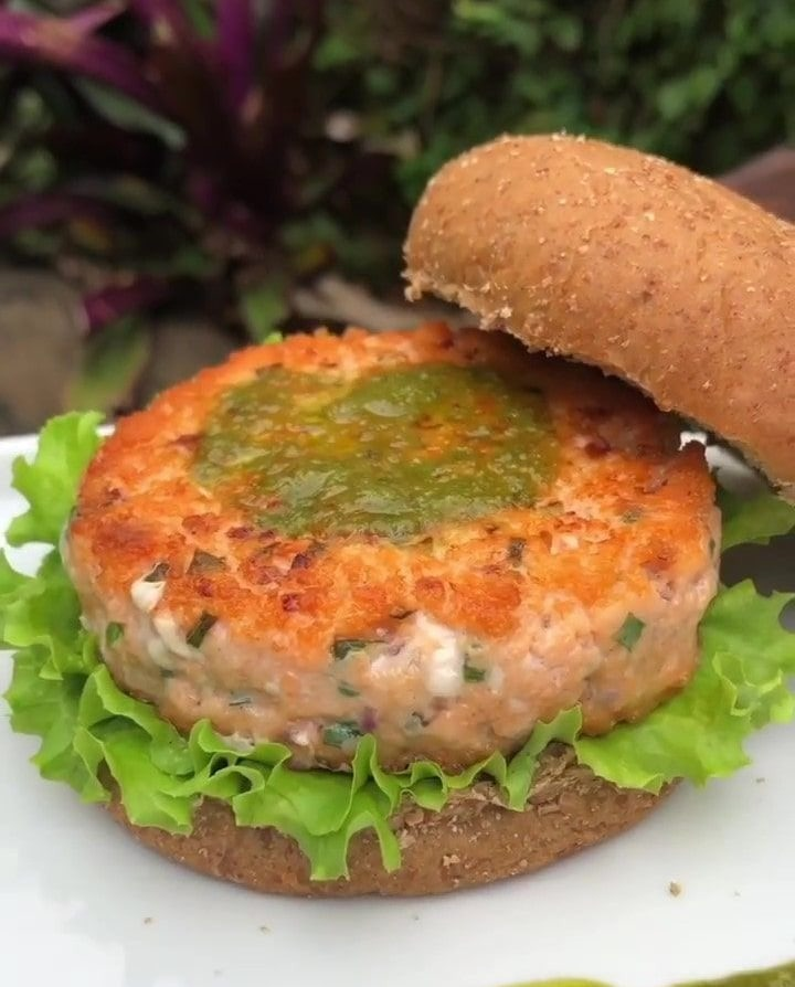 Hambúrguer de salmão com molho verde feito por aluna