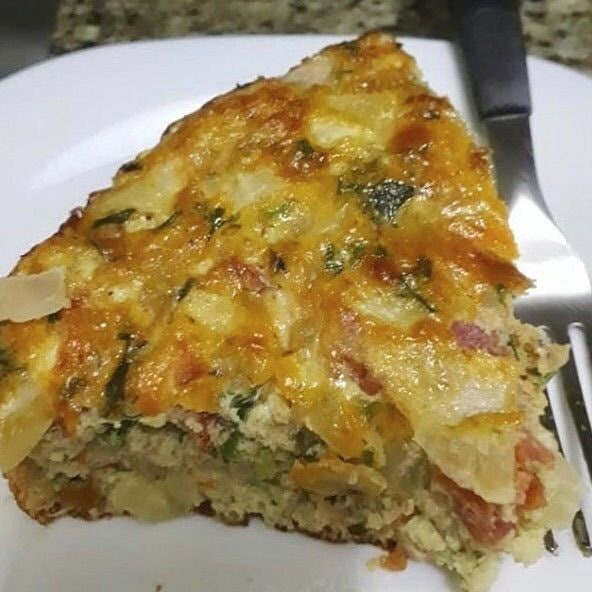 Fatia de frittata dourada feita por aluna